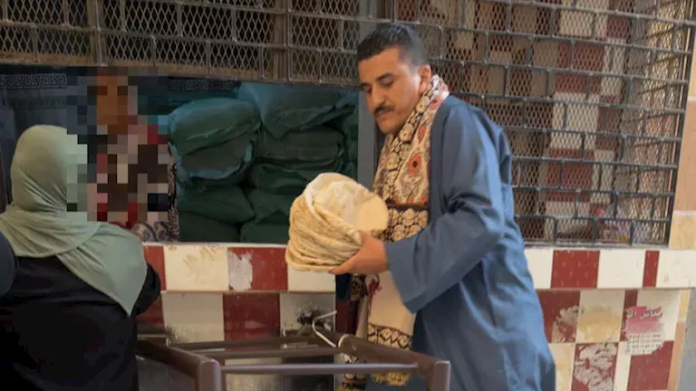 بجلبات صعيدي.. مدير تموين يتنكر لضبط مخالفات الخبز المدعم في كفر الدوار
