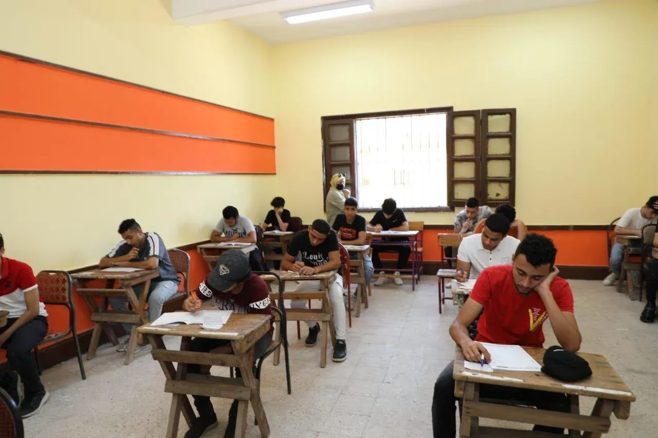 امتحانات الثانوية العامة 2026.. الطالب يتسلم كتب المفاهيم في اللجنة