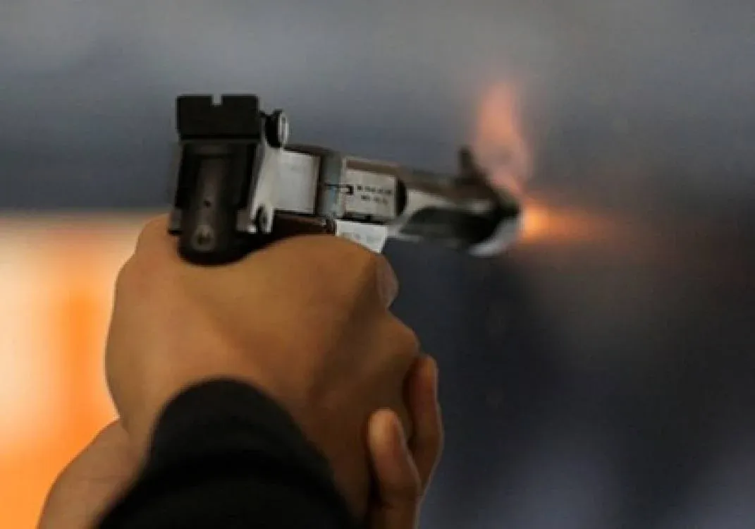 مشاجرة بالأسلحة النارية في قنا بين عائلة واحدة تتسبب في وفاة سيدة وطفلة