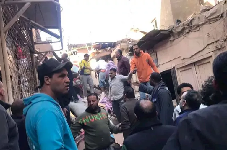 انهيار عقار إمبابة المكون من عدة طوابق.. سقوط مفاجئ ومفقودين تحت الركام (صور)