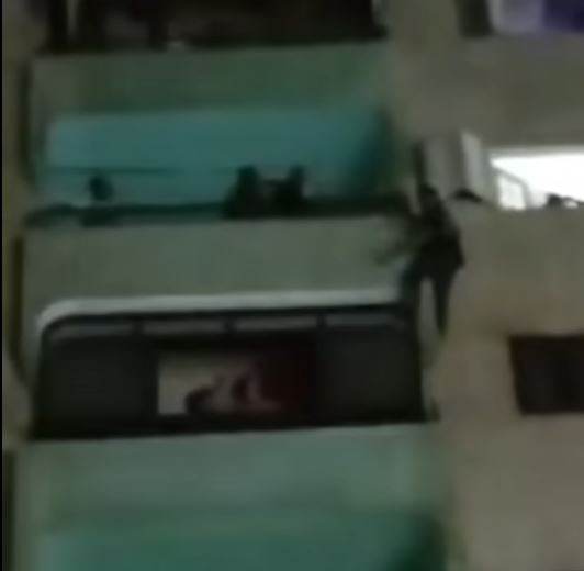  لحظة سقوط حرامي المنصورة من الدور السادس بعد محاولته سرقة شقة (فيديو) 