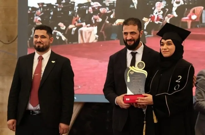 تخرج زوجة أحمد الشرع من جامعة إدلب.. فيديو تكريم لطيفة دروبي وكلمتها