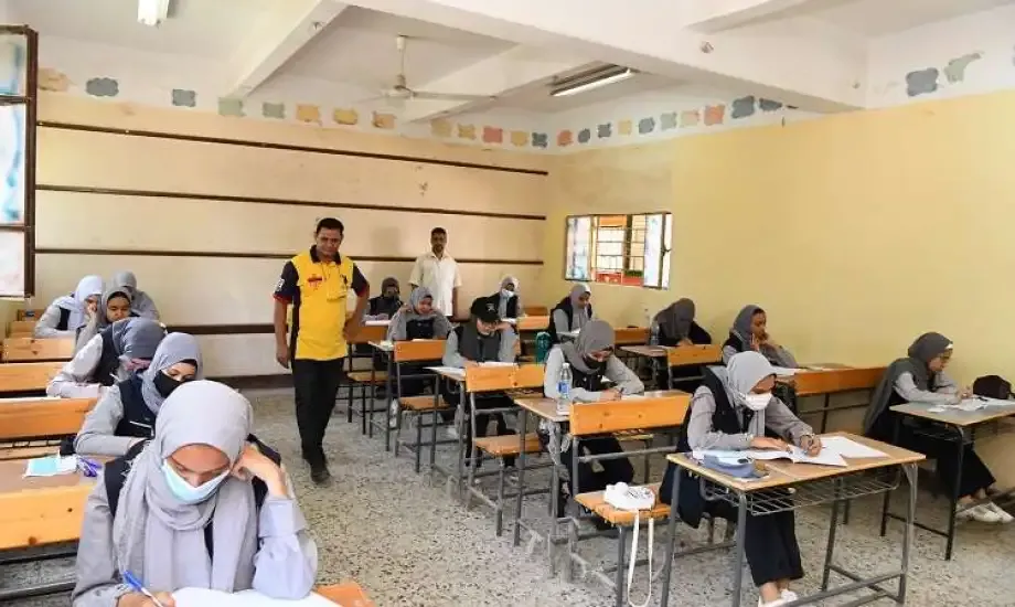حل سؤال المقالي فيزياء ثانوية عامة 2026 والخطوات الحسابية النموذجية