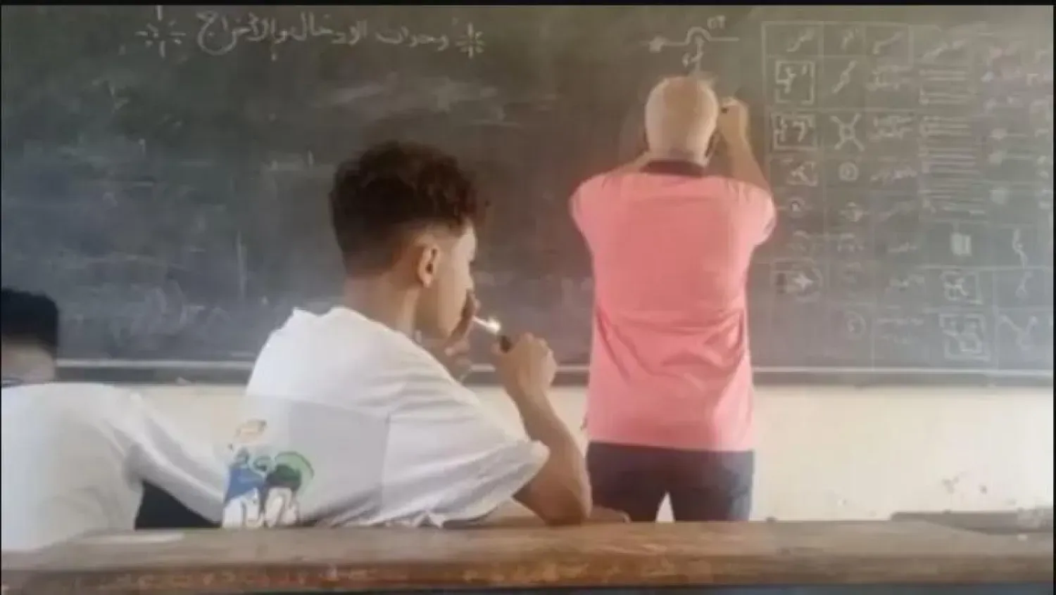 بقرار التعليم.. طرد وغرامة فورية لأي شخص يدخن بالمدارس لعام 2027