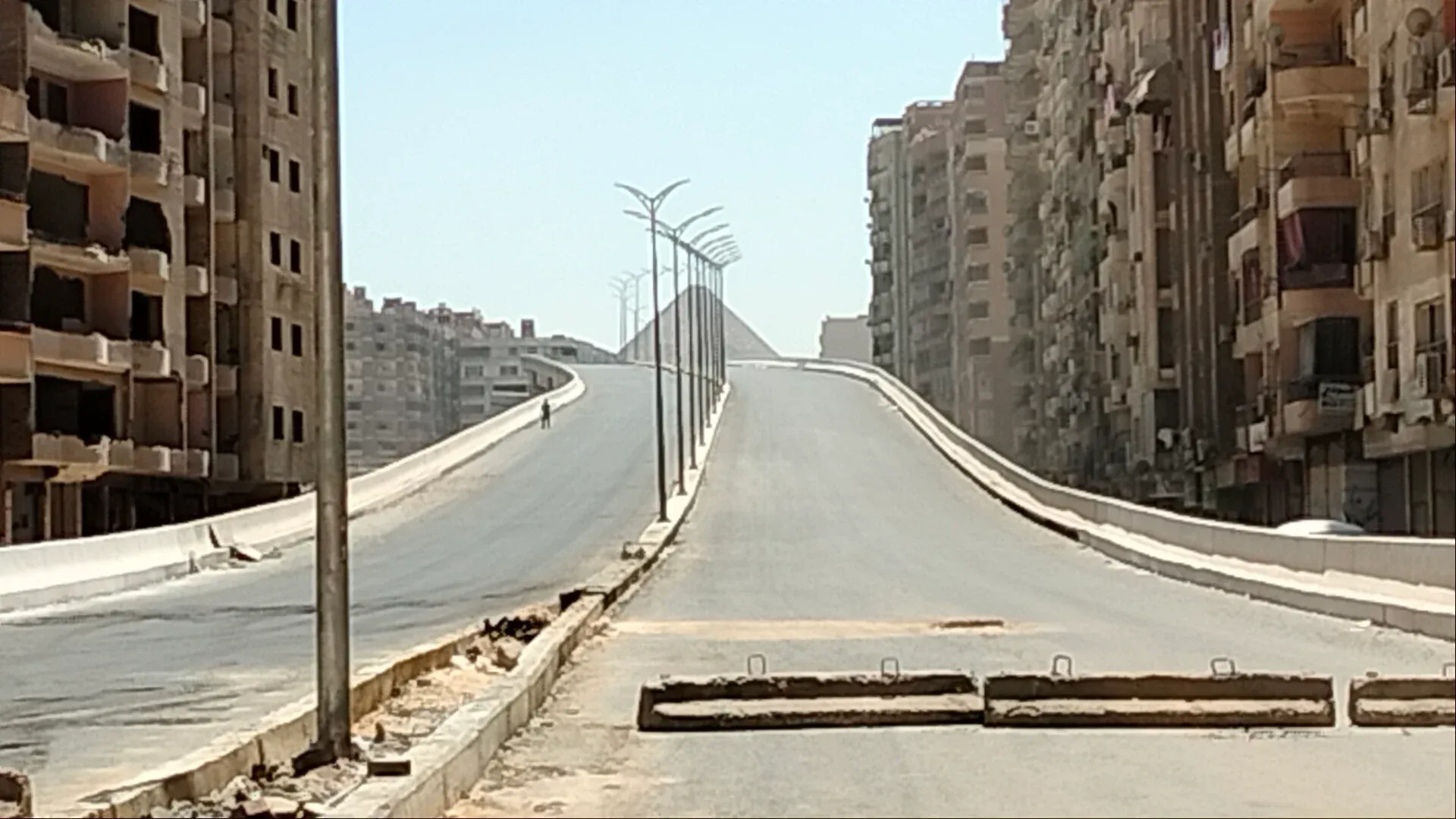 حادث كوبري ترسا.. سقوط سيارة نقل على عمارة وتفحم جثمان السائق (صور)