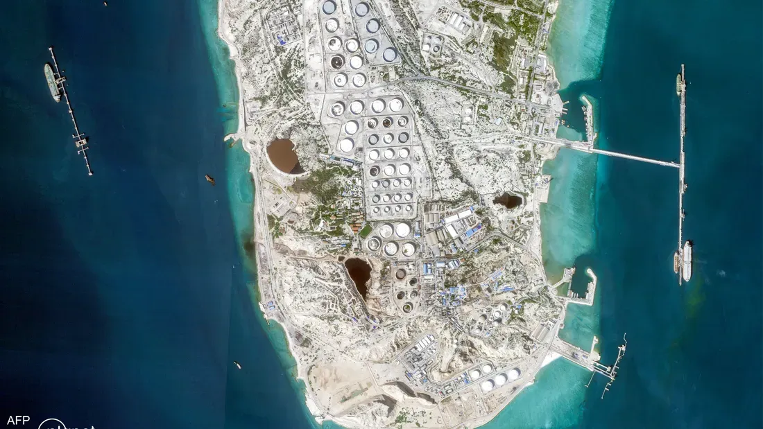 بعد تهديد ترامب.. ضربات أمريكية واسعة على جزيرة خرج الإيرانية