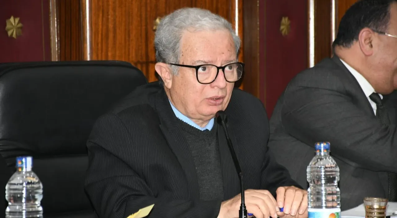 من هو حسين عيسى نائب رئيس الوزراء للشؤون الاقتصادية؟