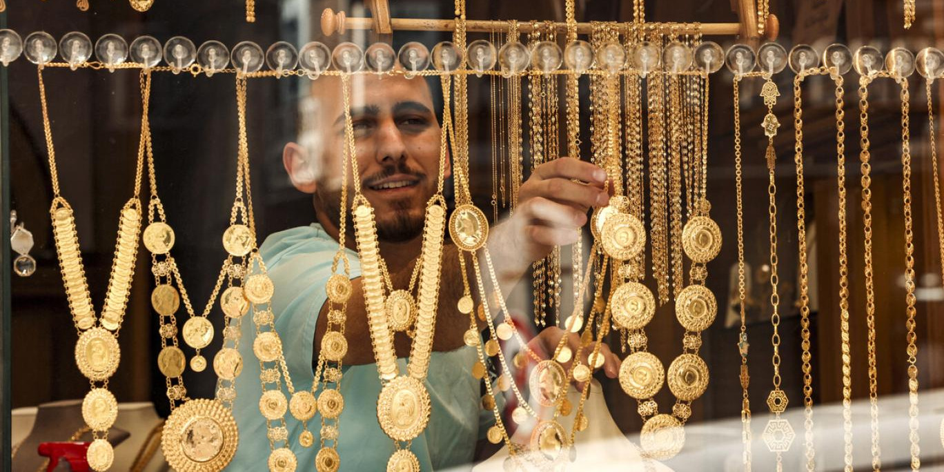 أسعار الذهب في مصر اليوم الاثنين 6 أبريل 2026.. الجنيه يتخطى الـ 57 ألف جنيه