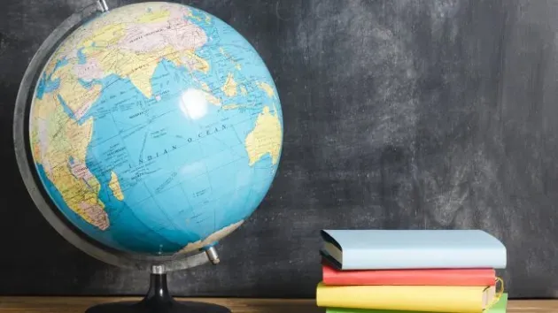 امتحانات الأضواء أبريل 2026 للصف الأول الإعدادي بصيغة pdf محلولة