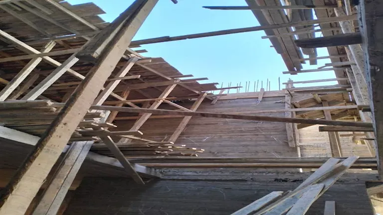 إصابة 7 عمال في سقوط صبة خرسانية داخل مبنى تحت الإنشاء ببنها