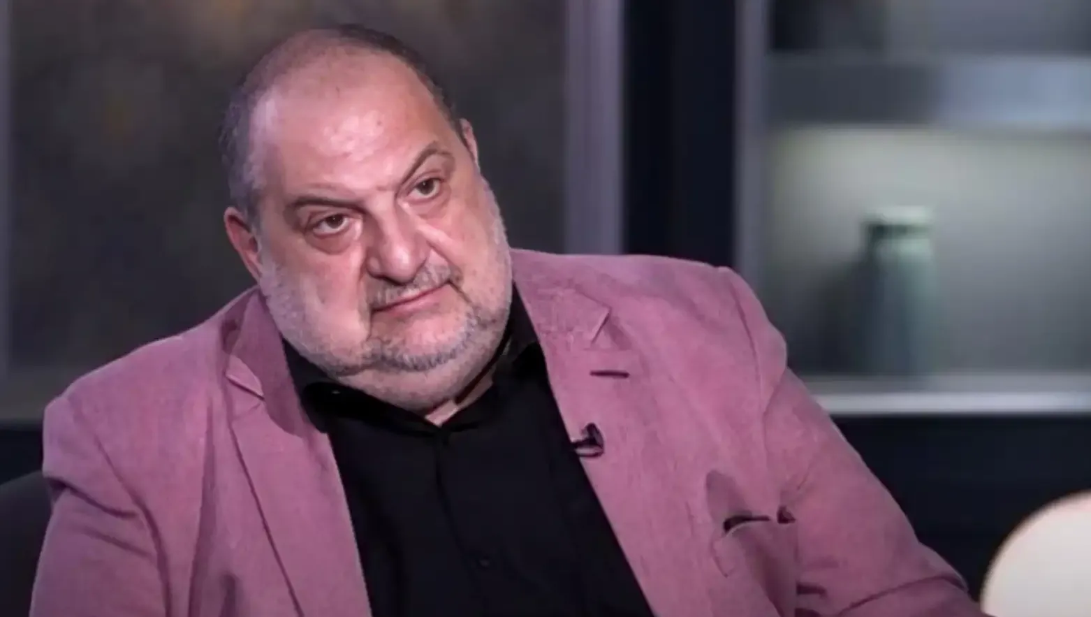 خالد الصاوي والقضاء.. ممدوح شاهين يحسم الجدل حول حقيقة اقتطاع أجزاء من أجر الفنان