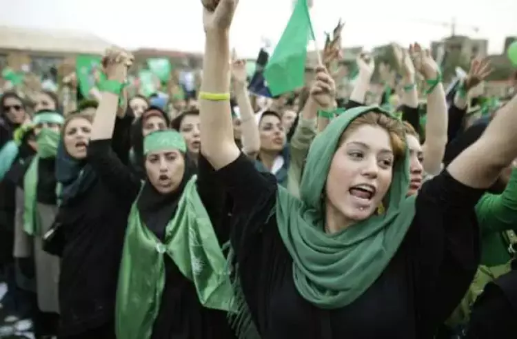 فتيات إيرانيات في تظاهرات الحركة الخضراء عام 2009