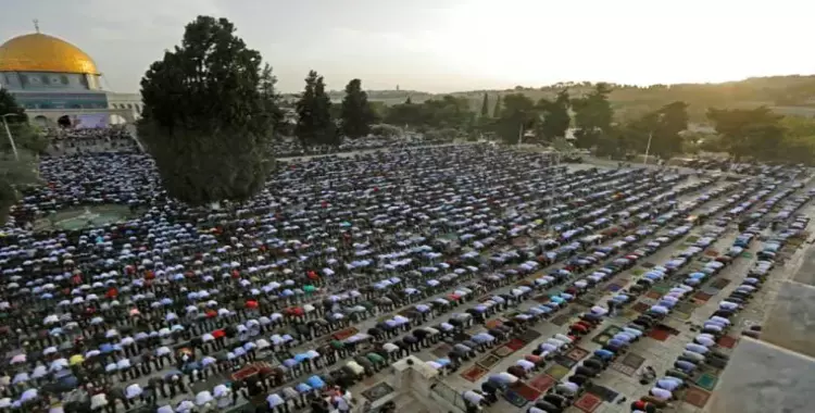  120 ألف فلسطيني يتحدون إسرائيل ويصلون العيد بالمسجد الأقصى 