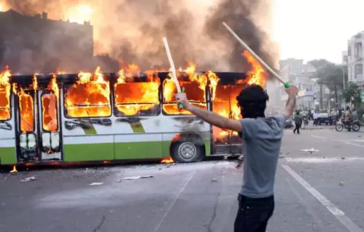أوتوبيس يحترق في أعمال شغب بتظاهرات الحركة الخضراء عام 2009