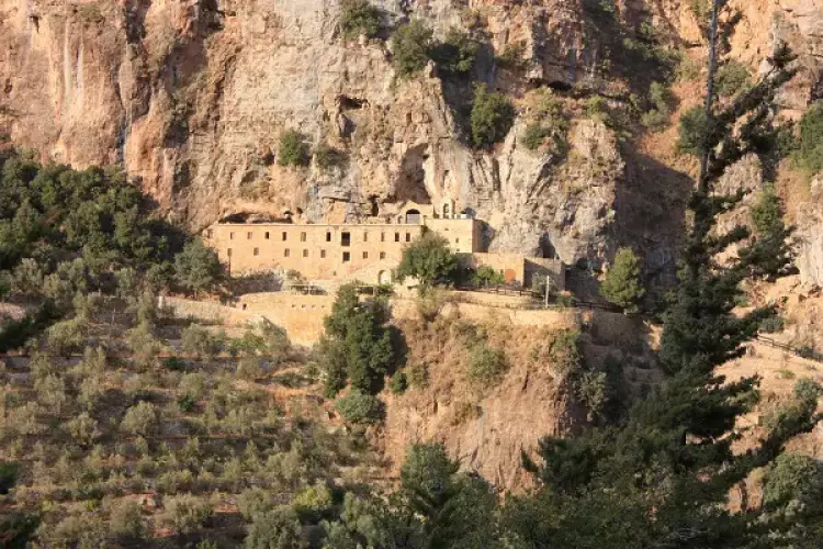 دير وسط الجبال في محافظة جبل لبنان