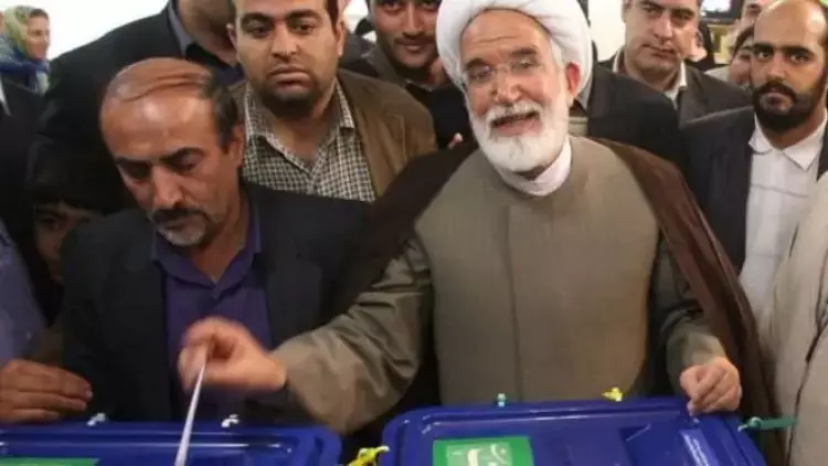 السياسي ورجل الدين الإيراني مهدي كروبي يدلي بصوته في انتخابات 2009