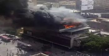 حريق ضخم يلتهم نقابة التجاريين والبنك الأهلي برمسيس (فيديو)