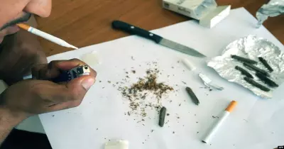 مصريون يقفون في طابور لشراء المخدرات بالجيزة (فيديو)