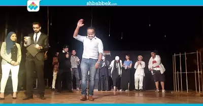 أمين شرطة يضبط أشخاص بدون تهمة على مسرح آداب القاهرة (صور)
