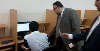 نائب رئيس جامعة الإسكندرية يتفقد لجان الامتحانات الإلكترونية للمكفوفين