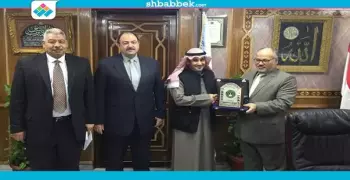 «الهدهد» يهدي درع جامعة الأزهر لرئيس المكتب الثقافي الكويتي
