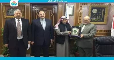 «الهدهد» يهدي درع جامعة الأزهر لرئيس المكتب الثقافي الكويتي