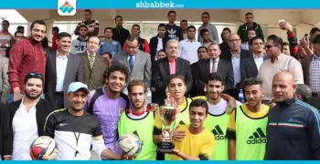 رئيس جامعة بني سويف يكرم الفرق الفائزة بالدوري الرياضي