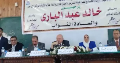 رئيس جامعة الزقازيق للطلاب: «تواصلوا معي مباشرة في أي مشكلة تخص الكتاب»