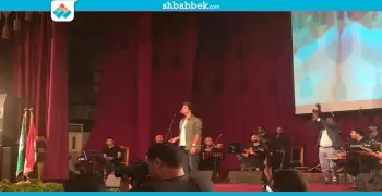 محمد محسن يبدأ حفل جامعة القاهرة بـ«السلام الجمهوري»