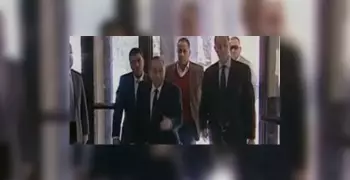 مبارك في أول ظهور له يسير على قدميه (فيديو)