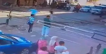 فيديو عامل مزلقان ينقذ شابًا قبل أن يدهسه القطار في بني سويف