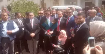 استقبال وزير التعليم العالي بالورود في جامعة بني سويف