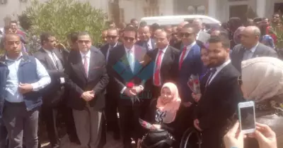 استقبال وزير التعليم العالي بالورود في جامعة بني سويف