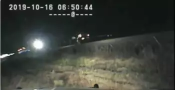حادث مرعب.. شرطي ينقذ شخصا فاقد للوعي من سيارته قبل دهسه بالقطار (فيديو)