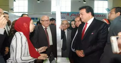 الوزير يفتتح معرض التعليم العالي الثالث «صور»