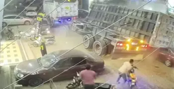 مصرع طبيب.. انقلاب تريلا على سيارة ملاكي أمام مستشفى بالفيوم