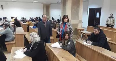 عميدة كلية آداب عين شمس تتفقد امتحانات الفصل الدراسي الأول
