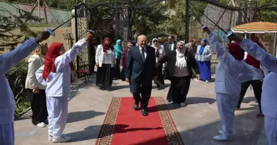 صور| طالبات تربية رياضية يستقبلون رئيس جامعة الزقازيق بالسيوف