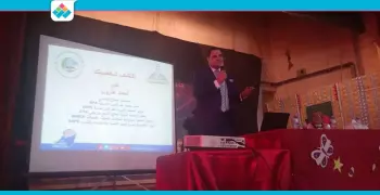 بالصور.. مستشار علاج نفسي يحاضر ببنات عين شمس عن أنواع الشخصيات