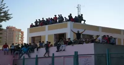 الجماهير تشاهد مباراة فريقها بالدوري المصري من أسطح المنازل (صور)