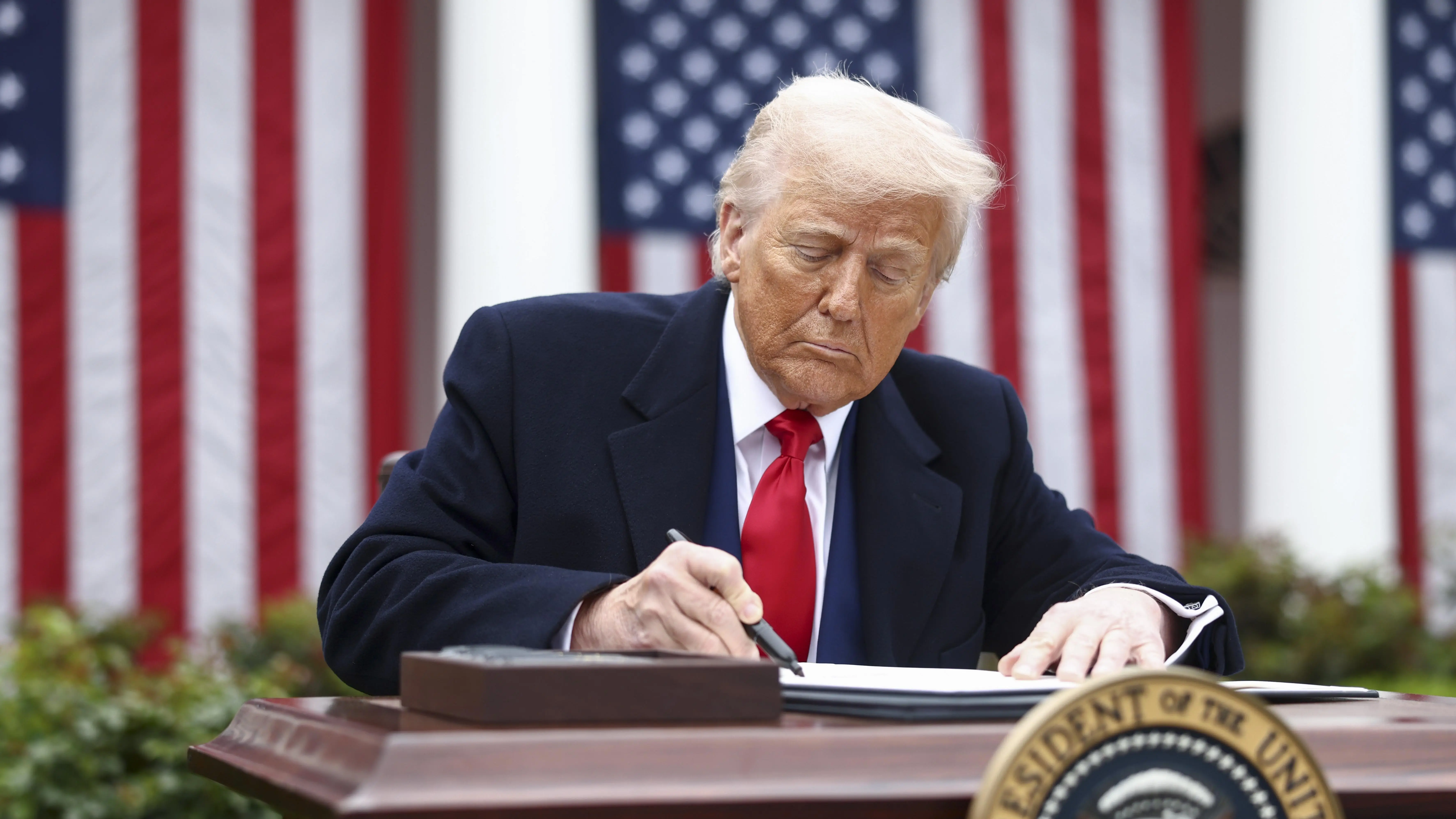 ترامب يهدد بتصعيد عسكري إذا لم تلتزم إيران بالهدنة