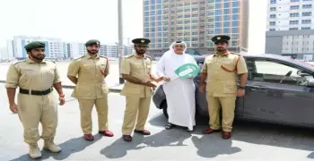 شرطة دبي تسلم مقيما سيارة هدية لالتزامه بقواعد المرور (فيديو)