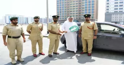 شرطة دبي تسلم مقيما سيارة هدية لالتزامه بقواعد المرور (فيديو)