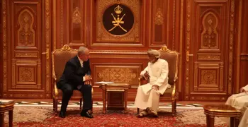 السلطان قابوس يستقبل «نتنياهو» والتلفزيون العُماني يصفه بـ«دولة الرئيس» (صور)