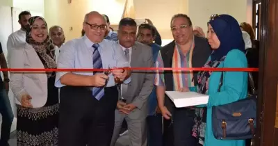 بالصور.. رئيس جامعة عين شمس يفتتح معرض الفنون التشكيلية بكلية التربية