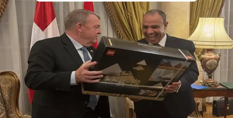  هرم لعبة هدية بلجيكا لمصر بمناسبة افتتاح المتحف المصري الكبير 
