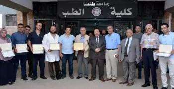 رئيس جامعة طنطا يكرم الفريق الطبي الذي أنقذ طفل «السيخ الحديدي»