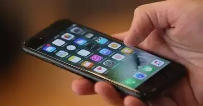 لص يسرق «موبايل» أمام أعين البائع بطريقة خادعة (فيديو)