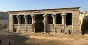 مباني وخرسانات.. تشويه معبد كلابشة الأثري بأسوان