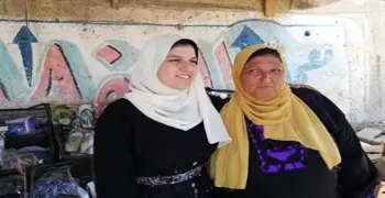 بعد إبراهيم بائع الفريسكا.. طالبة بائعة أحذية تلتحق بكلية الطب